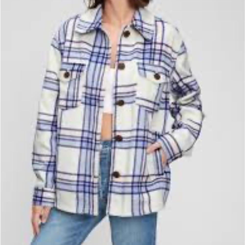 Gap plaid shirt/jacket with side pockets is light